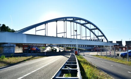 Installatie stalen boogbrug Theemswegtracé over A15 en N15 succesvol verlopen