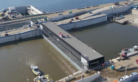 Eerste sluisdeur nieuwe zeesluis IJmuiden ligt op zijn plaats