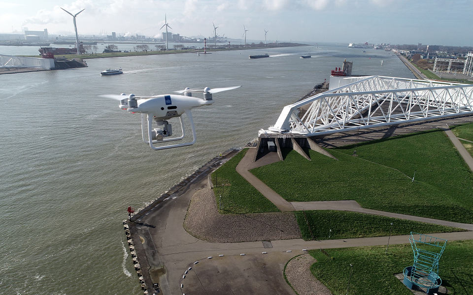 Rijkswaterstaat en partners zetten autonoom vliegende drones in bij incidenten op het water