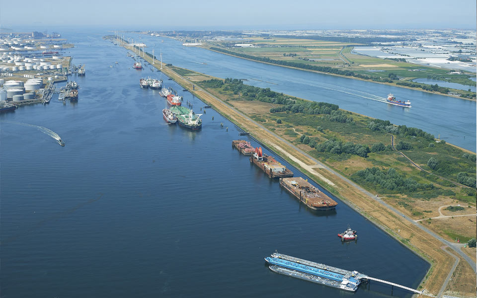Uitbreiding in Calandkanaal Overslag op de palen populair in Rotterdamse haven