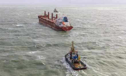 Multraship en Boskalis bergen losgeslagen schip voor Zuid-Hollandse kust