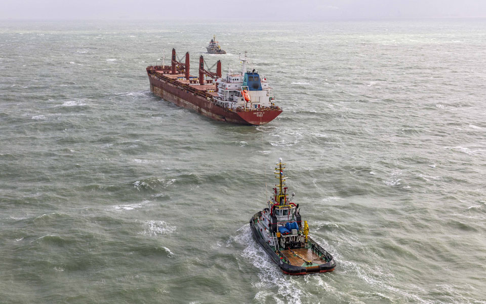 Multraship en Boskalis bergen losgeslagen schip voor Zuid-Hollandse kust