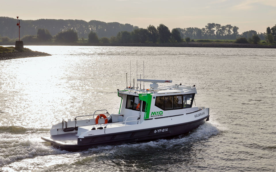 Hybride peilboot houdt rivier de Waal op diepte