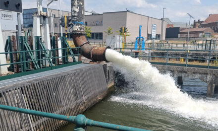Installatie reuzenpompen langs kanaal Charleroi verzekert scheepvaart