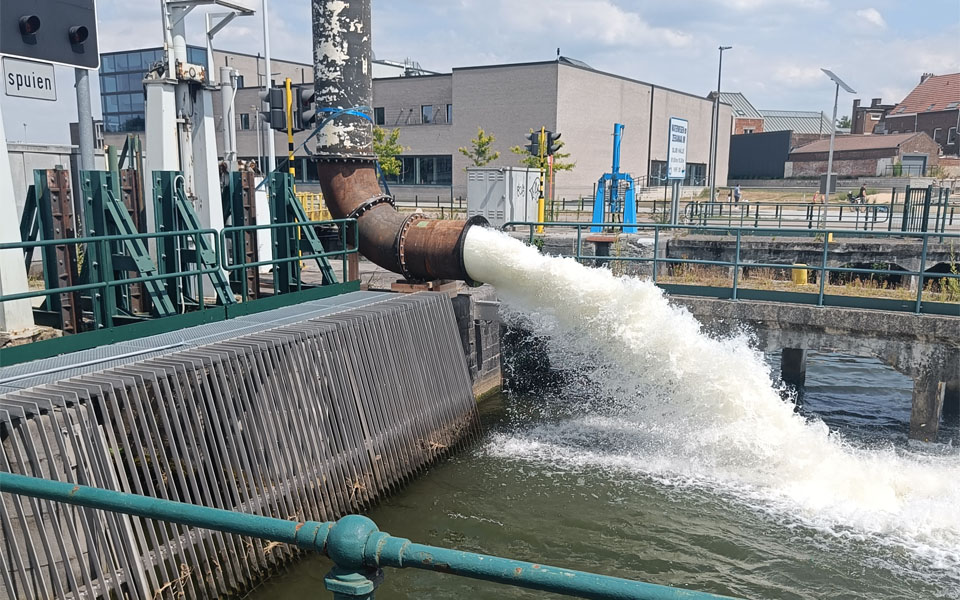 Installatie reuzenpompen langs kanaal Charleroi verzekert scheepvaart