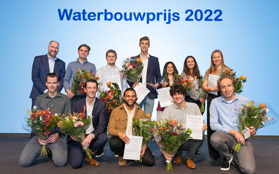 Waterbouwprijs 2022 gewonnen door Lars van Rouwendaal en Berend Schmidt van de Hogeschool Windesheim en Marisol Irias Mata van de TU Delft.