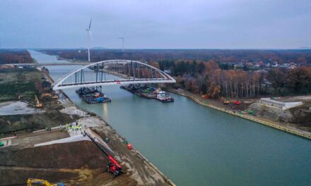 Nieuwe stalen boogbrug over het Albertkanaal in Viversel (Heusden-Zolder) is geplaatst