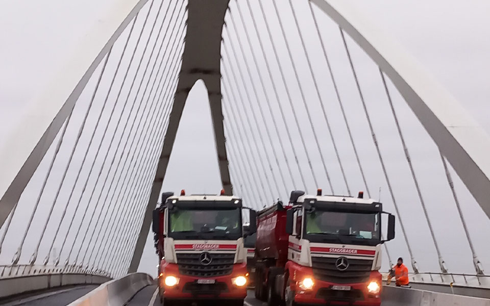 Laatste Limburgse brug over Albertkanaal verhoogd: nieuwe boogbrug in Viversel (Heusden-Zolder) opent vrijdag voor het verkeer