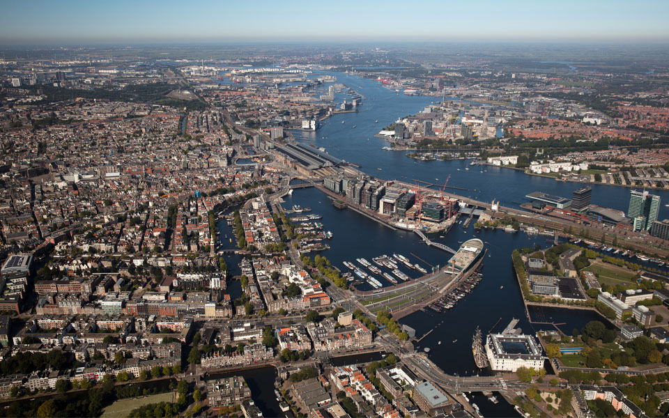 Luchtkwaliteit rond Amsterdamse haven ook in 2022 binnen de Europese norm