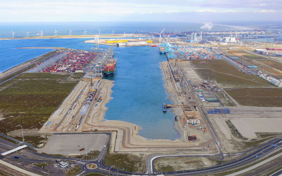 Drie extra bargekranen voor binnenvaart op nieuwe APM-terminal