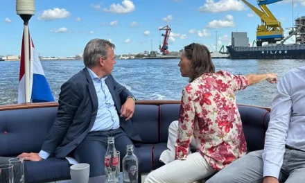Minister Mark Harbers brengt bezoek aan Amsterdamse haven