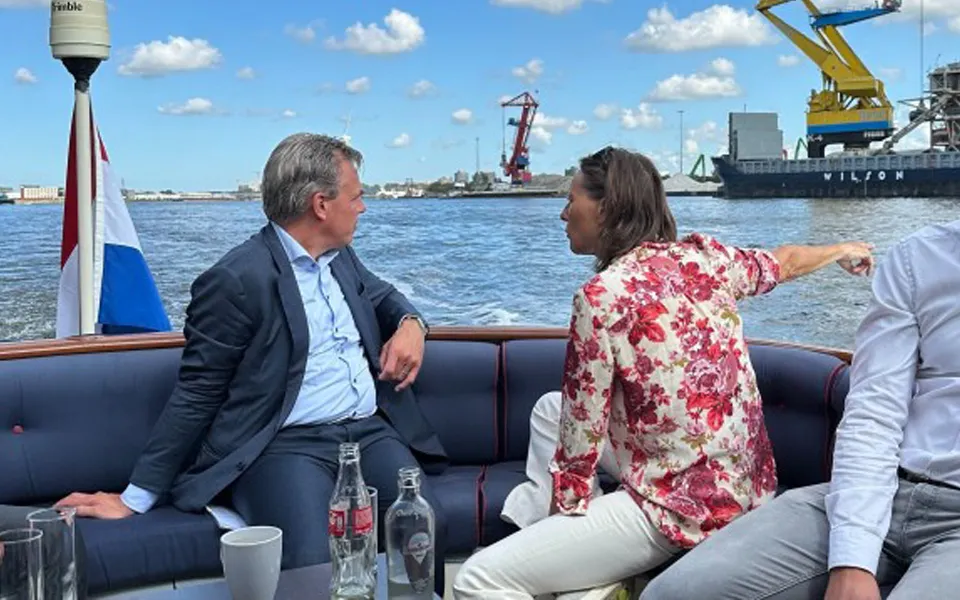 Minister Mark Harbers brengt bezoek aan Amsterdamse haven