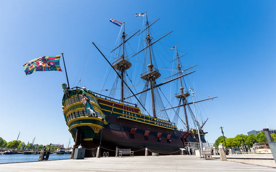 Het Scheepvaartmuseum start vernieuwing presentatie op replica VOC-schip Amsterdam