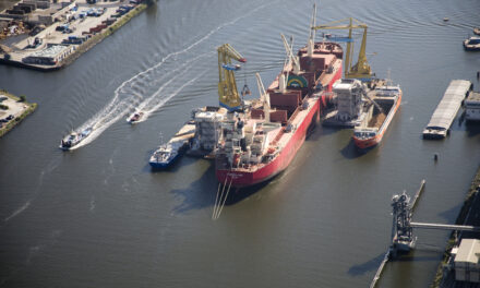 Overslag schip naar schip verder gemoderniseerd in Amsterdam