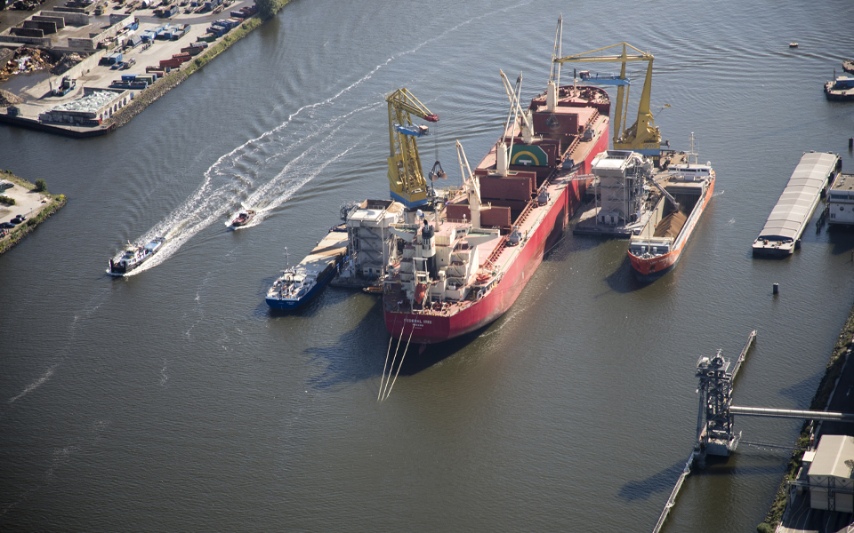 Overslag schip naar schip verder gemoderniseerd in Amsterdam