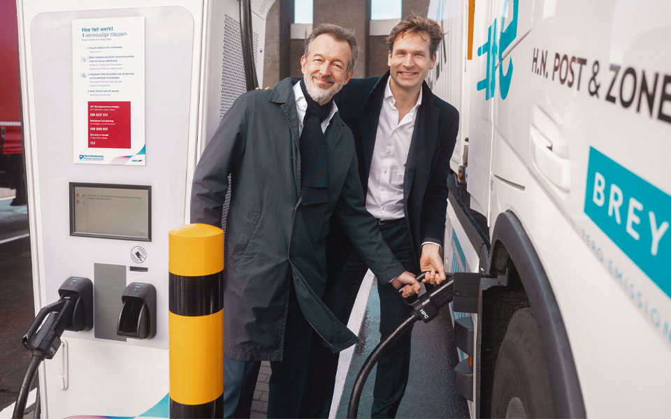 Eerste laadplein voor elektrische vrachtwagens geopend in de Rotterdamse haven