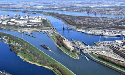 Uniek: minder schepen Rotterdamse haven