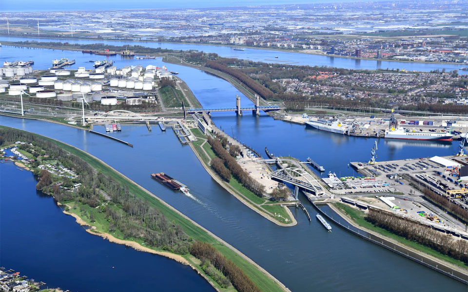 Uniek: minder schepen Rotterdamse haven