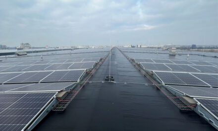 Hitachi installeert bijna 15.000 m2 zonnepanelen op het dak