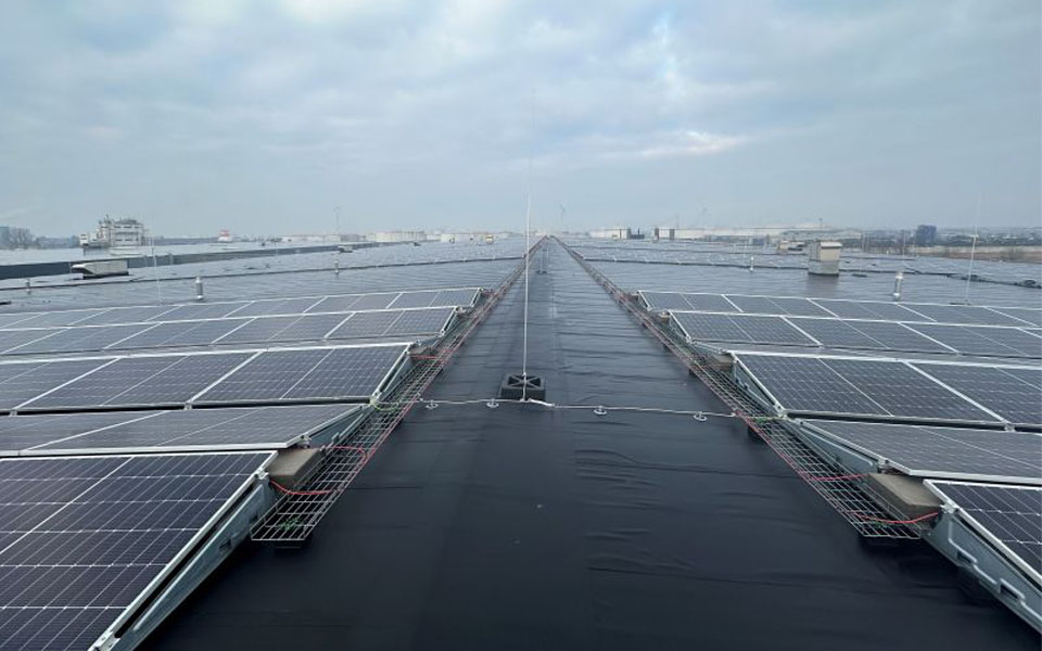 Hitachi installeert bijna 15.000 m2 zonnepanelen op het dak