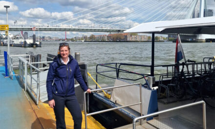 Steward Leonie van Dijke geniet van band met passagiers Waterbus: ‘Het voelt nog steeds als een vakantiebaantje’